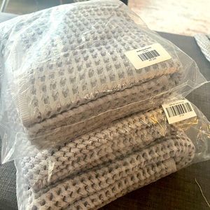 Brooklinen Grey Bath & Hand Towel Set (2 bath towels, 2 hand towels) BRAND NEW